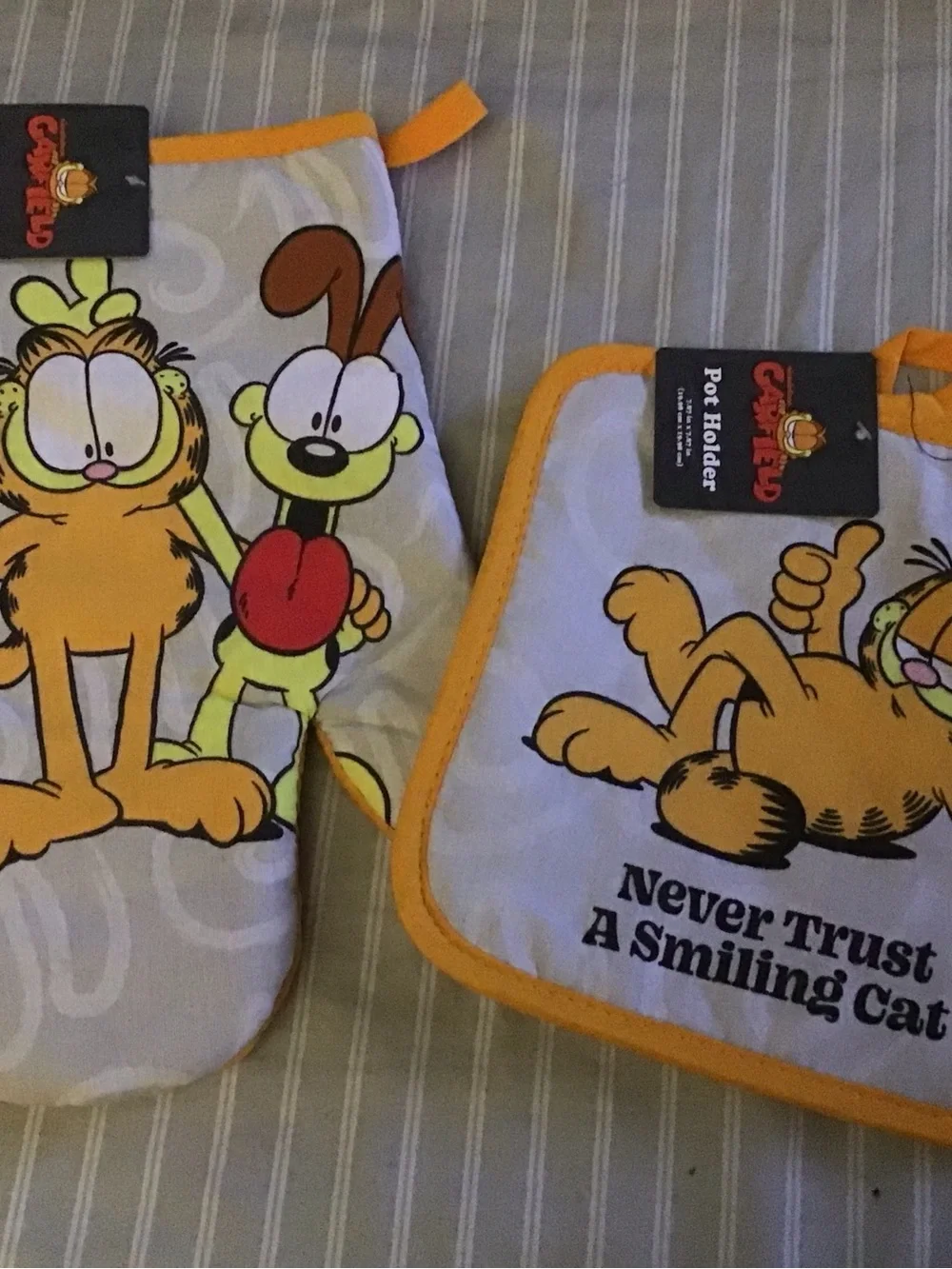 Garfield Oven Mitt and Pot Holder Set in Yellow and White